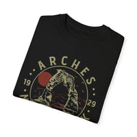 T-shirt featuring a vintage arch design with the year 1929, representing Arches National Park in Utah.