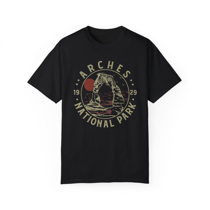 T-shirt featuring a vintage arch design with the year 1929, representing Arches National Park in Utah.